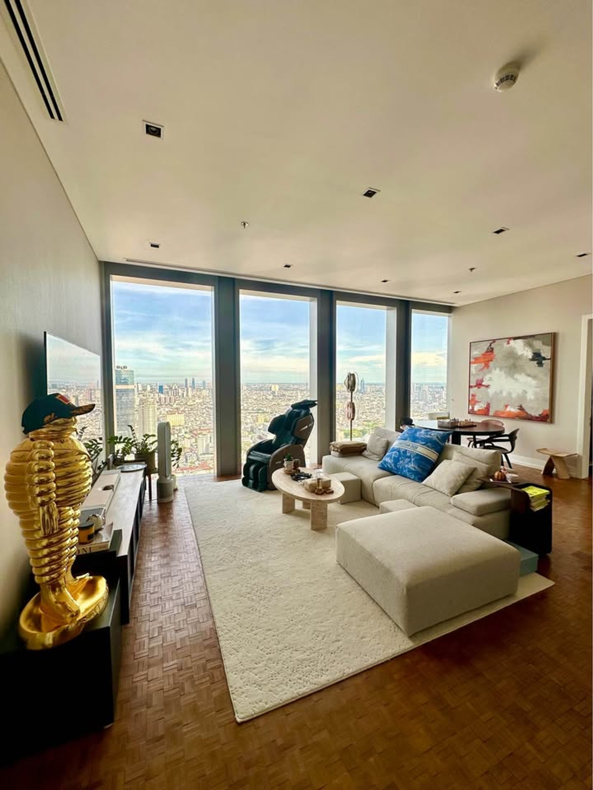 For RentCondoSathorn, Narathiwat : ⭐️ The Ritz - Carlton Residences at MahaNakhon⭐️ 2 BEDS 3 BATHS 126 sq m. Very beautiful view, luxurious room, fully decorated.