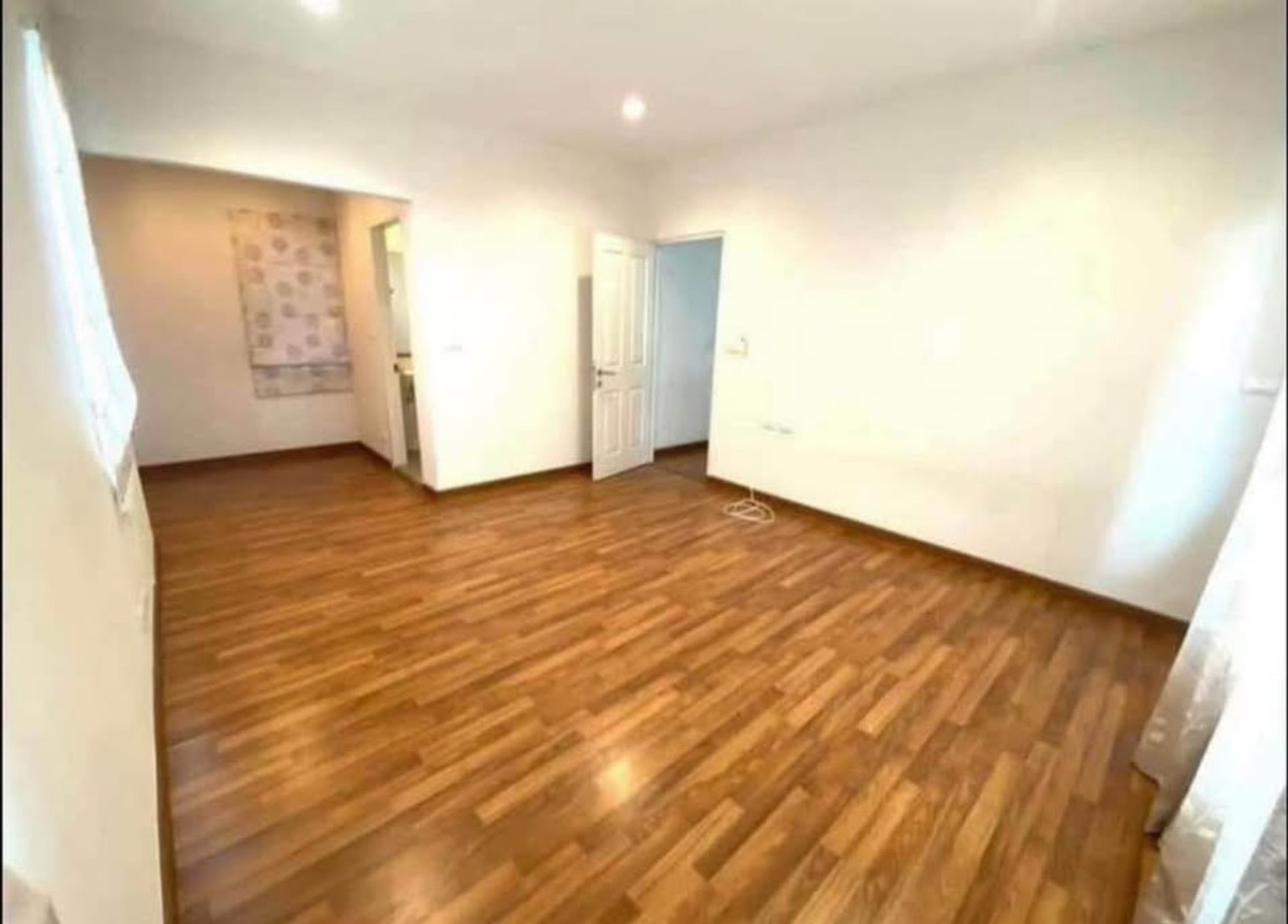 For RentHouseNonthaburi, Bang Yai, Bangbuathong : 3bedroom 3bathroom house opposite Makro Bang Bua Thong. Parking for 4 cars. Spacious living room and kitchen.