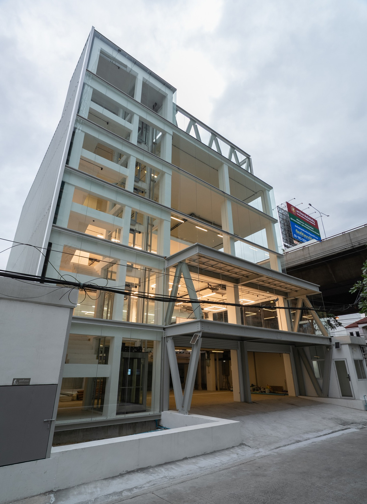 Home OfficeRama9, Petchburi, RCA : WS6779 For Rent/Sale: 6-story office building (including rooftop) in prime Rama 9 location, central business district, near MRT. Rent only 630,000 THB/month.