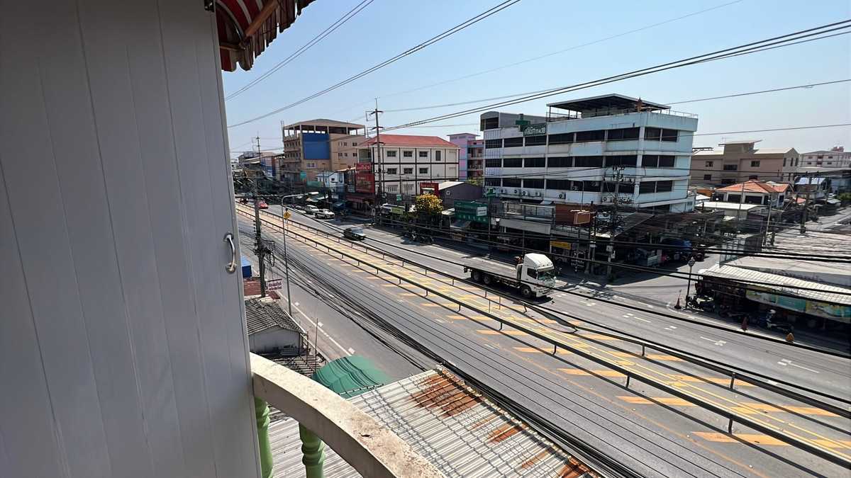 For RentShop HouseSamut Prakan,Samrong : Urgent for rent! 4-story commercial building, prime location, Soi Wat Sriwaree Noi. Extra wide area 40 sq m – only 30,000 baht/month!