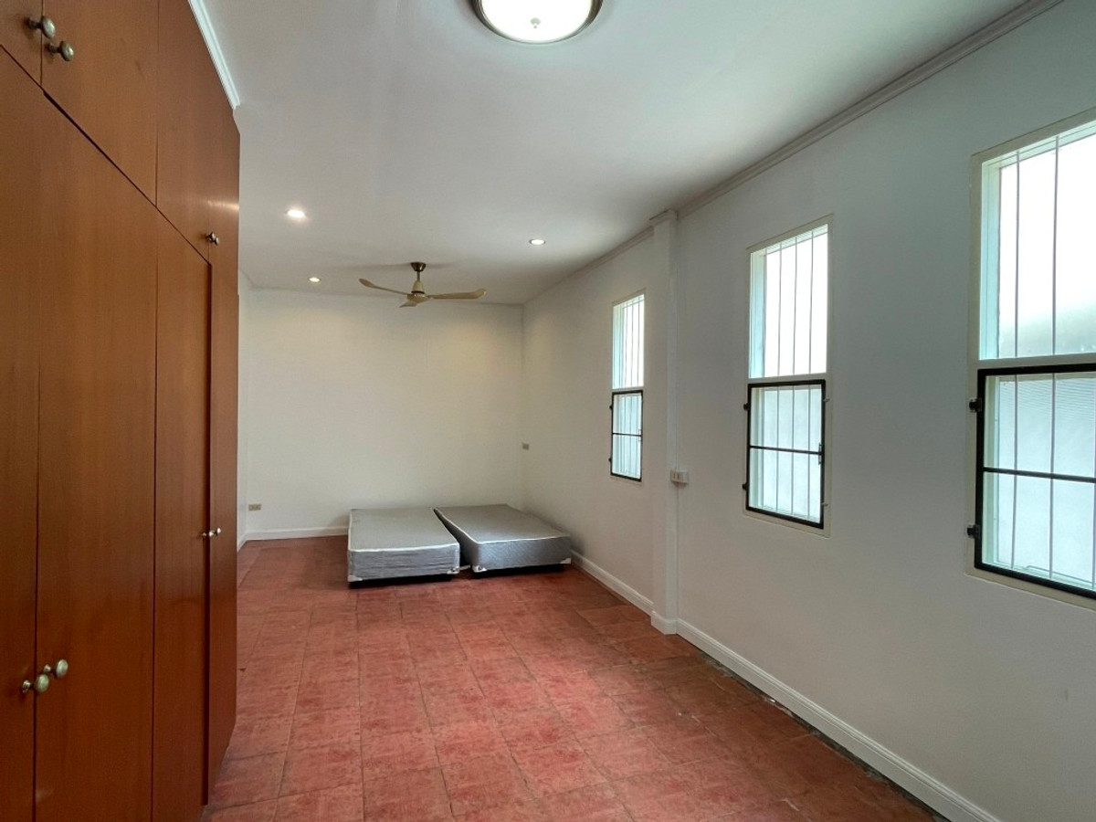 For RentHouseSukhumvit, Asoke, Thonglor : One-story detached house with garden, 170 sq m. with 3 bedrooms, pets allowed, Sukhumvit, about 10 minutes from Thonglor BTS station.