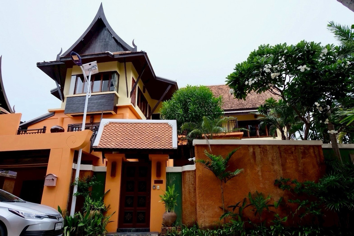 For SaleHousePattaya, Bangsaen, Chonburi : 3.5-Storey Thai-Bali Style Pool Villa Just 350 meters from Jomtien Beach, featuring a private swimming pool.

