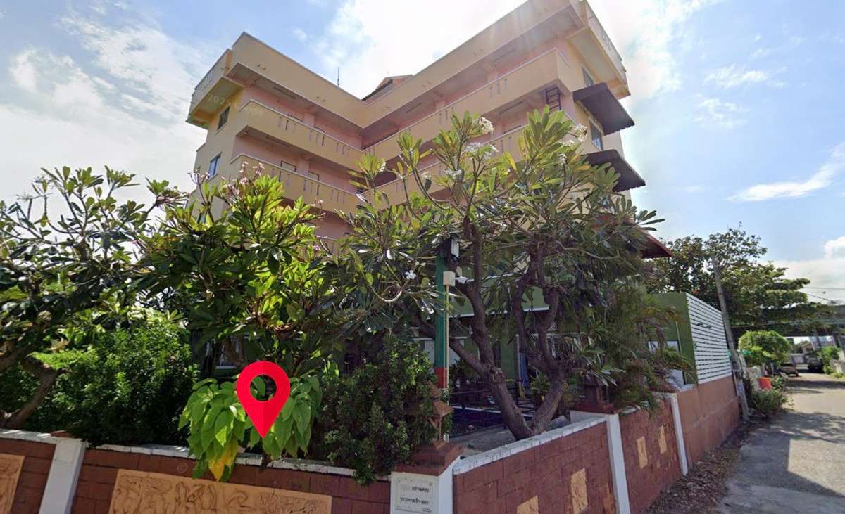 For SaleHotel&Apartment BusinessSamut Prakan,Samrong : Good location behind the corner invest and receive immediate income.