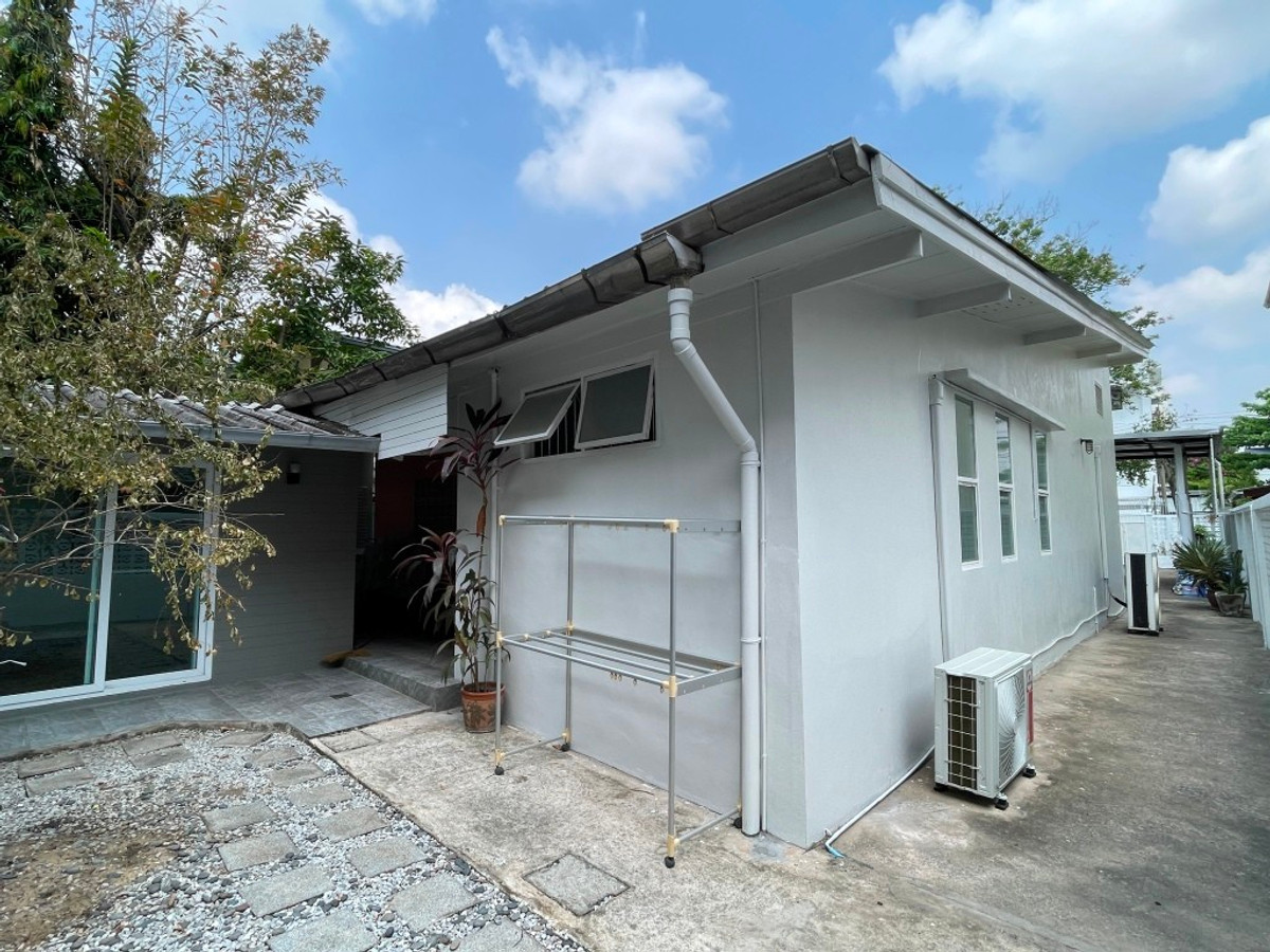 For RentHouseSukhumvit, Asoke, Thonglor : One-story detached house with garden, 170 sq m. with 3 bedrooms, pets allowed, Sukhumvit, about 10 minutes from Thonglor BTS station.