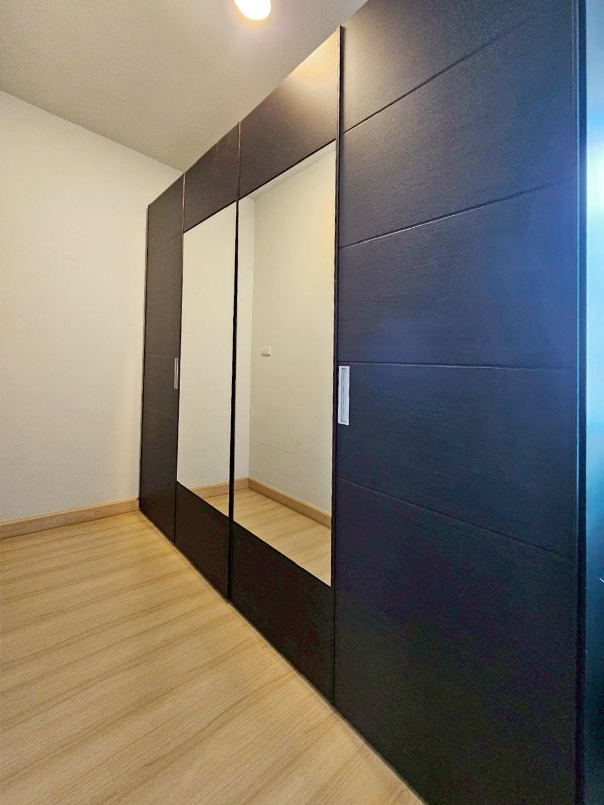 For SaleTownhomeKaset Nawamin,Ladplakao : Urgent sale price reduction!! Areeya Daily Kaset-Nawamin, 3-story townhome, area 16.9 sq m., functions: 3 bedrooms, 4 bathrooms, 2 parking spaces, beautiful house, ready to move in. Good location, convenient travel Near Central Ramintra and agricultural u