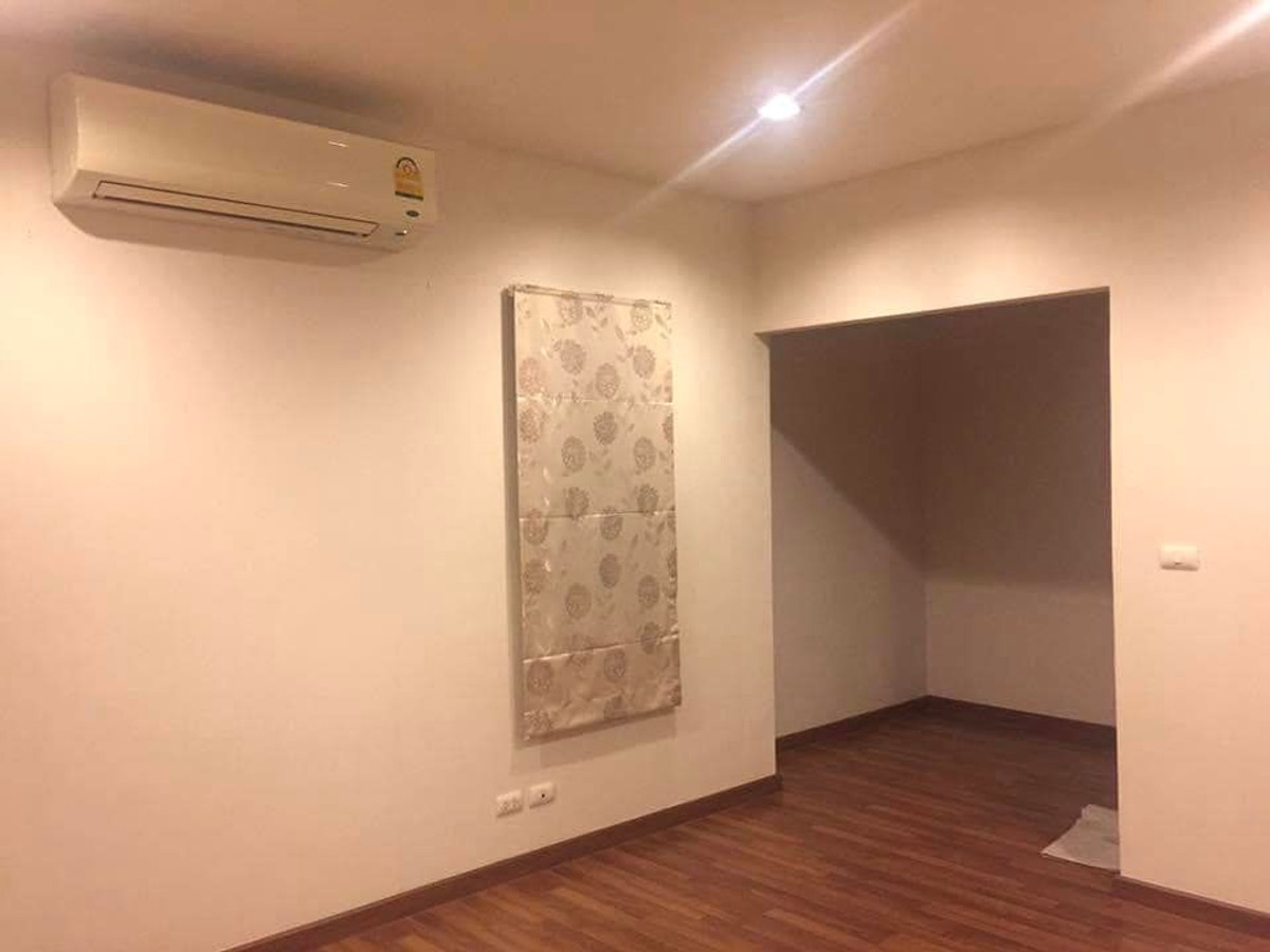 For RentHouseNonthaburi, Bang Yai, Bangbuathong : 3bedroom 3bathroom house opposite Makro Bang Bua Thong. Parking for 4 cars. Spacious living room and kitchen.