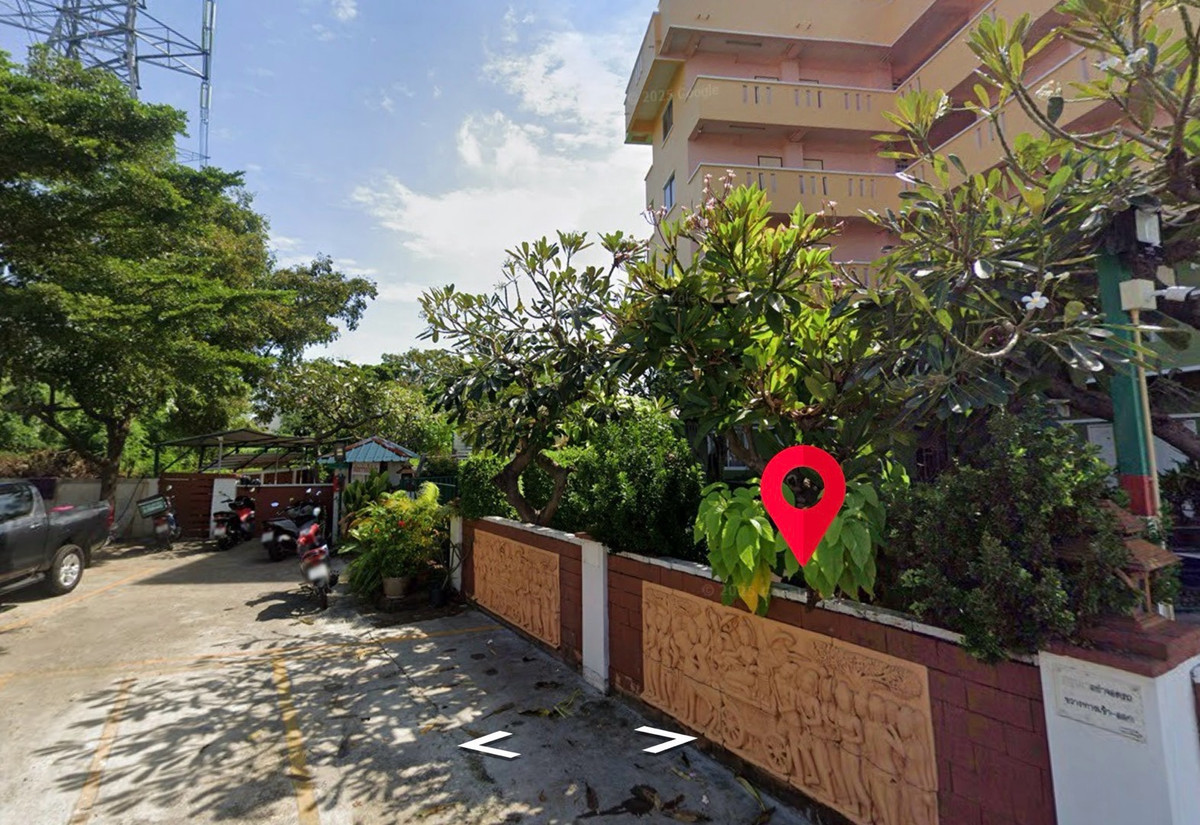 For SaleHotel&Apartment BusinessSamut Prakan,Samrong : Good location behind the corner invest and receive immediate income.