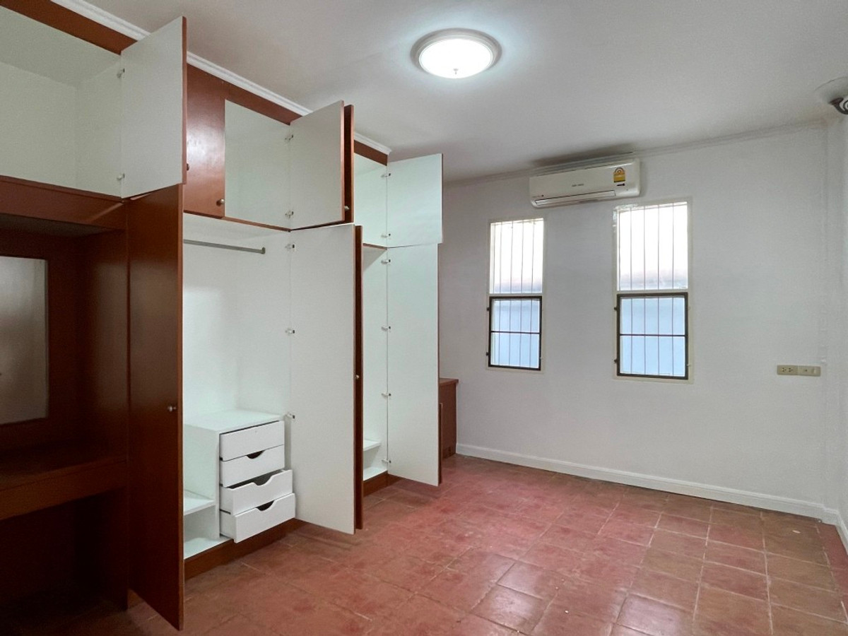 For RentHouseSukhumvit, Asoke, Thonglor : One-story detached house with garden, 170 sq m. with 3 bedrooms, pets allowed, Sukhumvit, about 10 minutes from Thonglor BTS station.