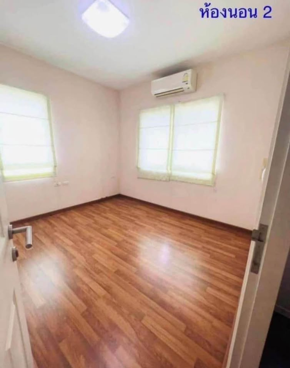 For RentHouseNonthaburi, Bang Yai, Bangbuathong : 3bedroom 3bathroom house opposite Makro Bang Bua Thong. Parking for 4 cars. Spacious living room and kitchen.