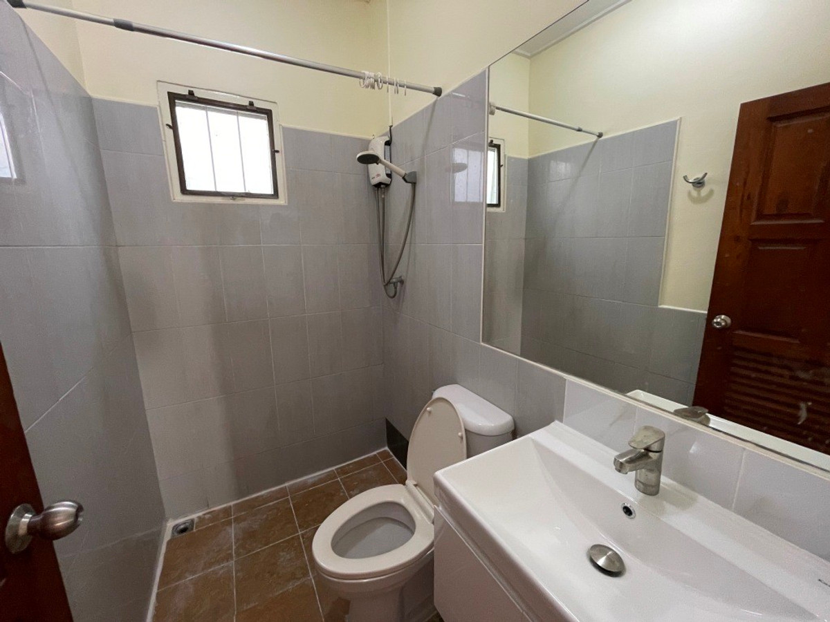 For RentHouseSukhumvit, Asoke, Thonglor : One-story detached house with garden, 170 sq m. with 3 bedrooms, pets allowed, Sukhumvit, about 10 minutes from Thonglor BTS station.