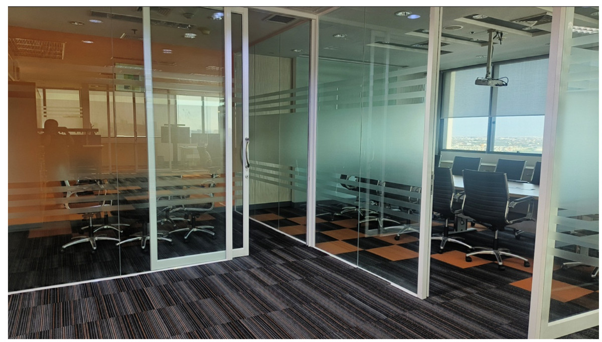 For RentOfficeBangna, Bearing, Lasalle : Office for rent/sale, Central City Tower Building. (next to Central Bangna Department Store) Area size: 186 sq m. Floor: 19