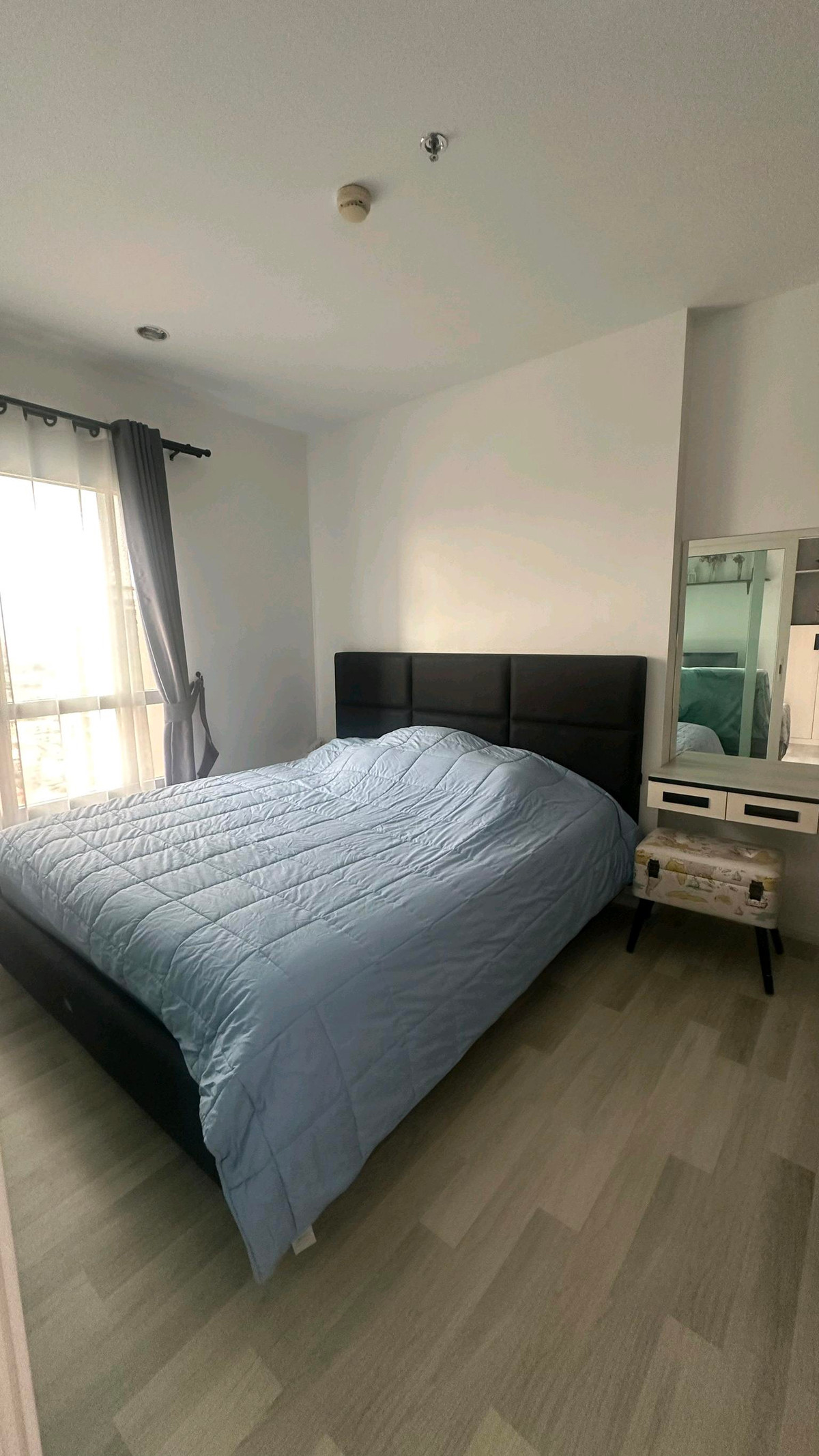 ให้เช่าคอนโดสาทร นราธิวาส : 📌📌มีอีกหนึ่งห้องว่างแล้ว💥😀เดอะ คีย์-สาทร เจริญราษฎร์ชั้น 26 วิวแม่น้ำเจ้าพระยามองเห็นพลุเอเชียทีค, ไอคอนสยาม, ทิศที่ดีที่สุด ไม่ร้อน ลมแรงขนาด 34 ตร.ม. 
1 ห้องนอน 1 ห้องน้ำ
1 ห้องนั่งเล่นพร้อมครัวบิวท์อิน 
เฟอร์และเครื่องใช้ไฟฟ้าครบ
1 ที่จอดรถ