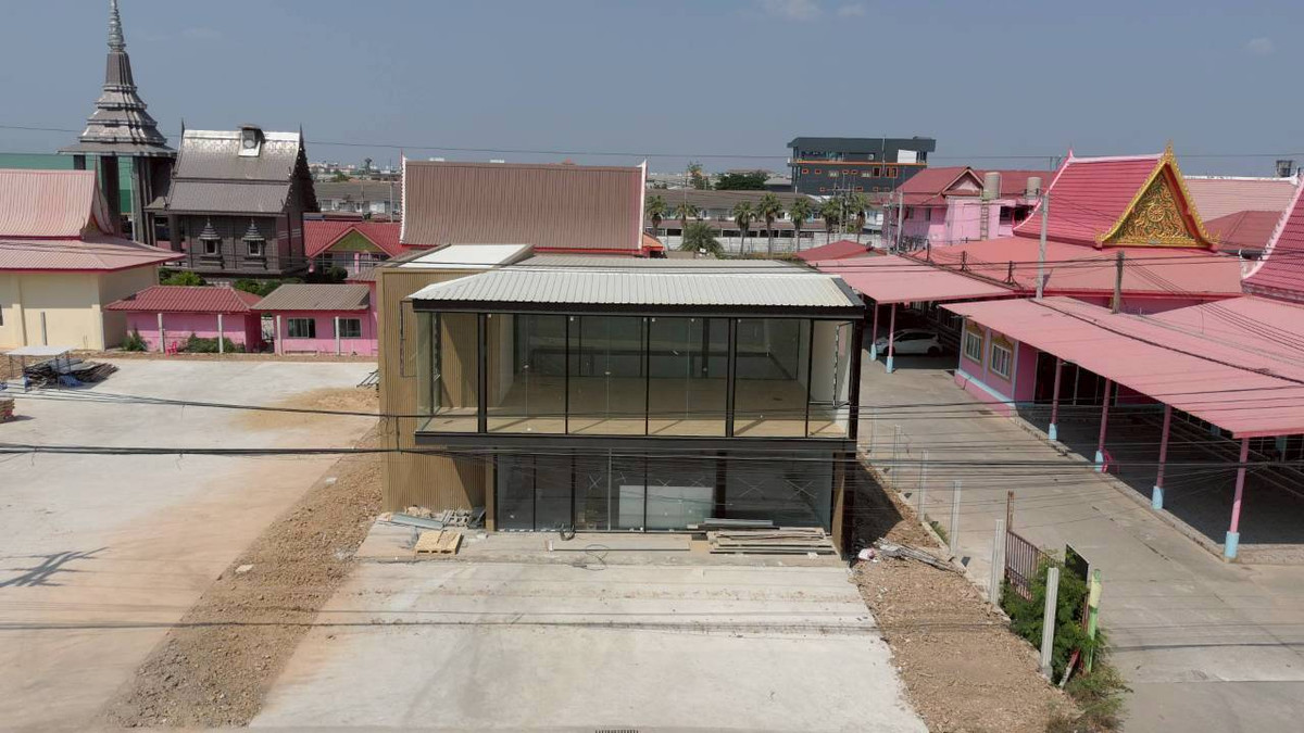 For RentOfficePathum Thani,Rangsit, Thammasat : ✨ Prime location in the heart of the community! Multi-purpose space for rent, 240 sq m., near Thai market ✨