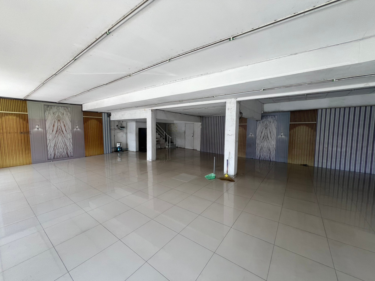 For RentShop HouseSamut Prakan,Samrong : Urgent for rent! 4-story commercial building, prime location, Soi Wat Sriwaree Noi. Extra wide area 40 sq m – only 30,000 baht/month!