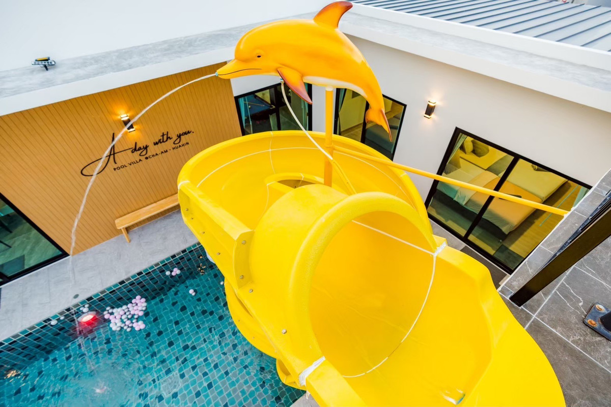 ขายชะอำ เพชรบุรี : วันหยุดของครอบครัวคุณ — ควรมี สไลเดอร์ 15 เมตร รออยู่ 🎢 และเมื่อคุณกลับบ้าน พูลวิลล่าหลังนี้ยังทำงานแทนคุณ — รับ 35,000 บาท/เดือน เป็น Passive Income 💰 Yield 5%