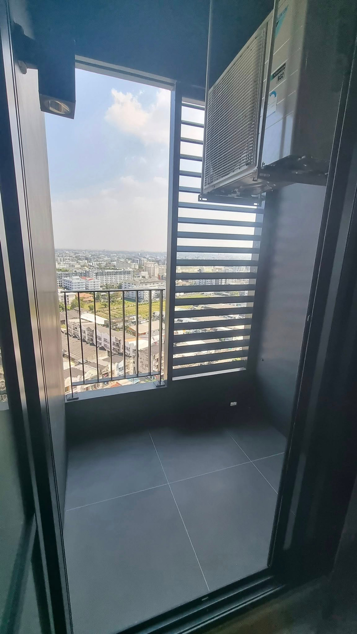 For RentCondoBangna, Bearing, Lasalle : Condo for Rent: Ideo Mobi Sukhumvit East Point Near BTS Bang Na (approx. 250 meters)