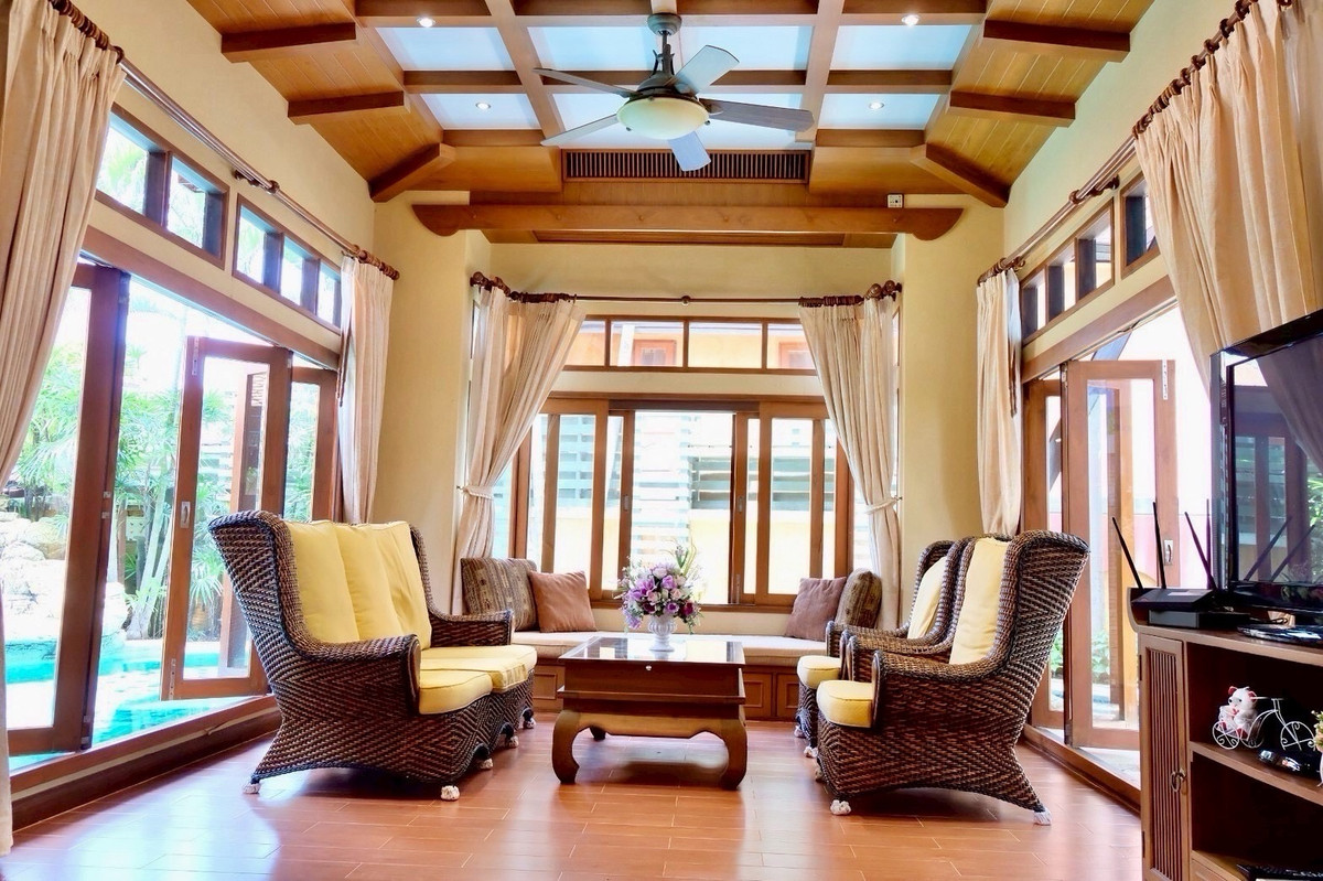 ขายบ้านพัทยา บางแสน ชลบุรี สัตหีบ : พูลวิลล่าสไตล์ไทย-บาหลี 3.5 ชั้น ห่างจากหาดจอมเทียนเพียง 350 เมตร มีสระว่ายน้ำส่วนตัว