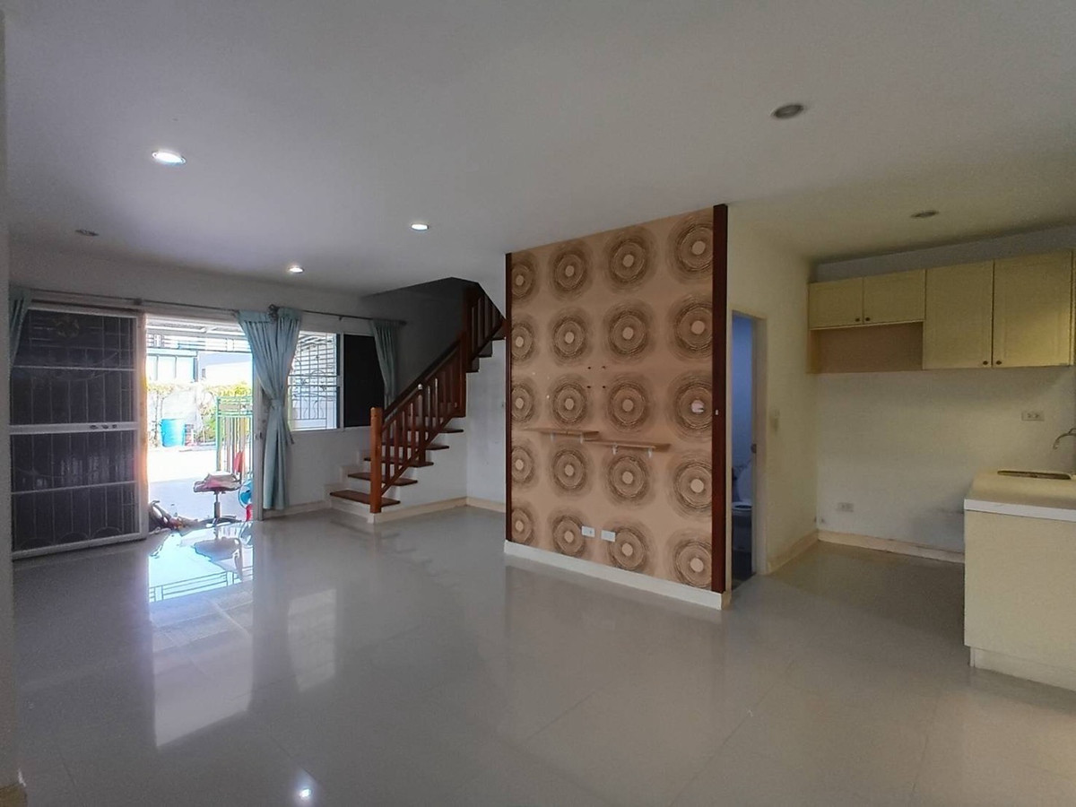 For SaleTownhomeNakhon Pathom : Corner townhome for sale, good location, wide area, north direction, Nakhon Pathom Province, price 2.09 million baht.
