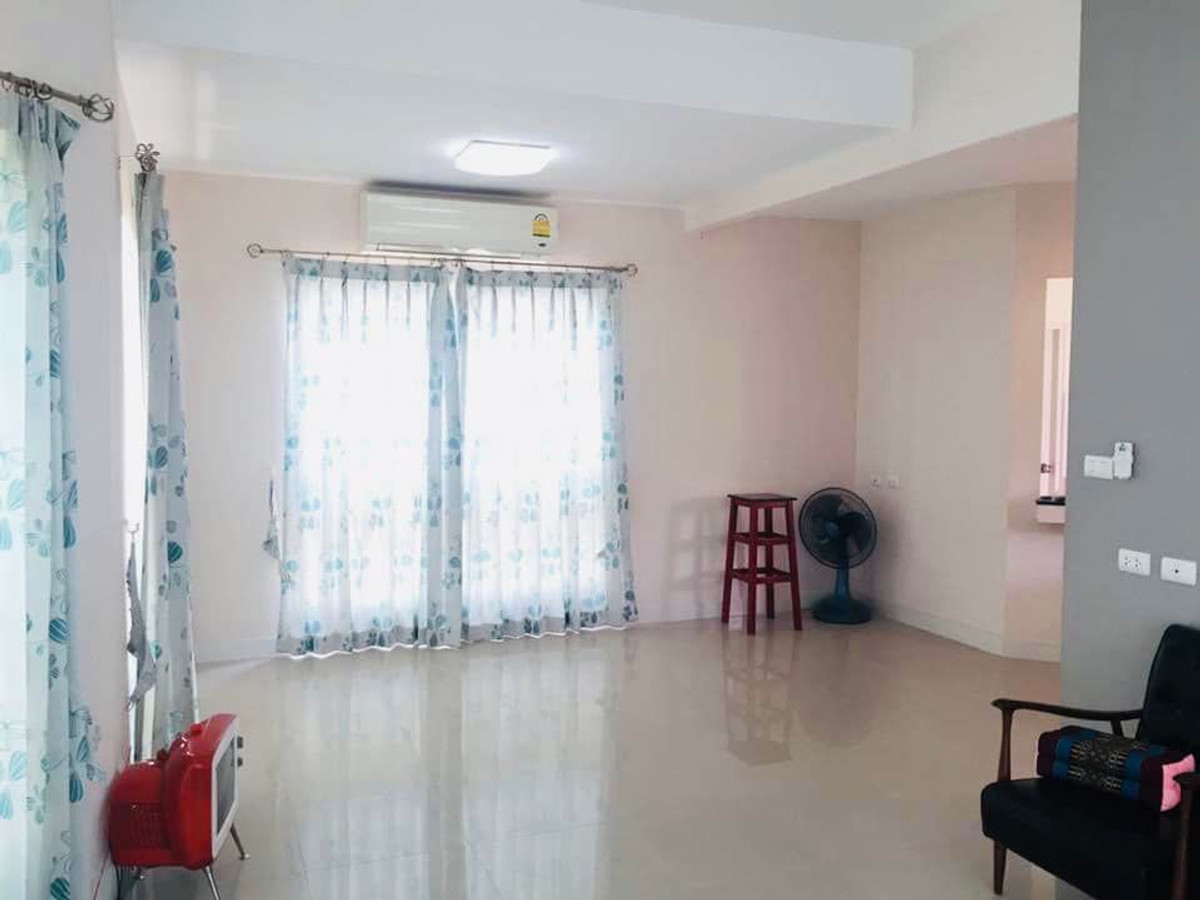 For RentHouseNonthaburi, Bang Yai, Bangbuathong : 3bedroom 3bathroom house opposite Makro Bang Bua Thong. Parking for 4 cars. Spacious living room and kitchen.