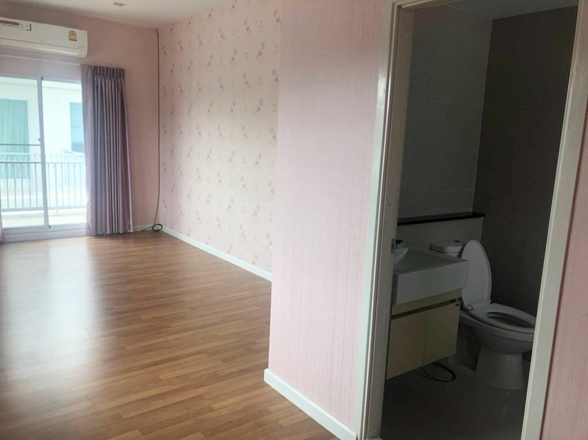 For RentHouseNonthaburi, Bang Yai, Bangbuathong : 3bedroom 3bathroom house opposite Makro Bang Bua Thong. Parking for 4 cars. Spacious living room and kitchen.
