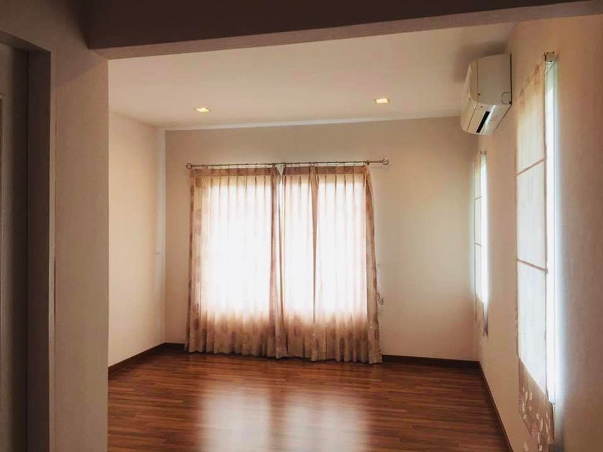 For RentHouseNonthaburi, Bang Yai, Bangbuathong : 3bedroom 3bathroom house opposite Makro Bang Bua Thong. Parking for 4 cars. Spacious living room and kitchen.