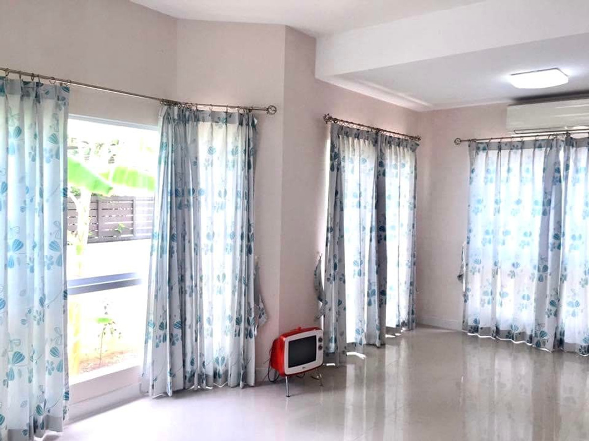 For RentHouseNonthaburi, Bang Yai, Bangbuathong : 3bedroom 3bathroom house opposite Makro Bang Bua Thong. Parking for 4 cars. Spacious living room and kitchen.