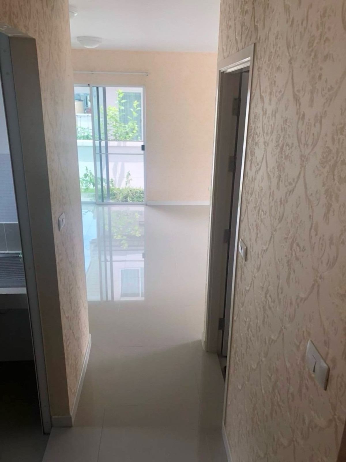 For RentHouseNonthaburi, Bang Yai, Bangbuathong : 3bedroom 3bathroom house opposite Makro Bang Bua Thong. Parking for 4 cars. Spacious living room and kitchen.