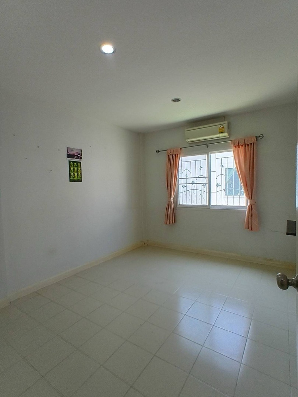 For SaleTownhomeNakhon Pathom : Corner townhome for sale, good location, wide area, north direction, Nakhon Pathom Province, price 2.09 million baht.