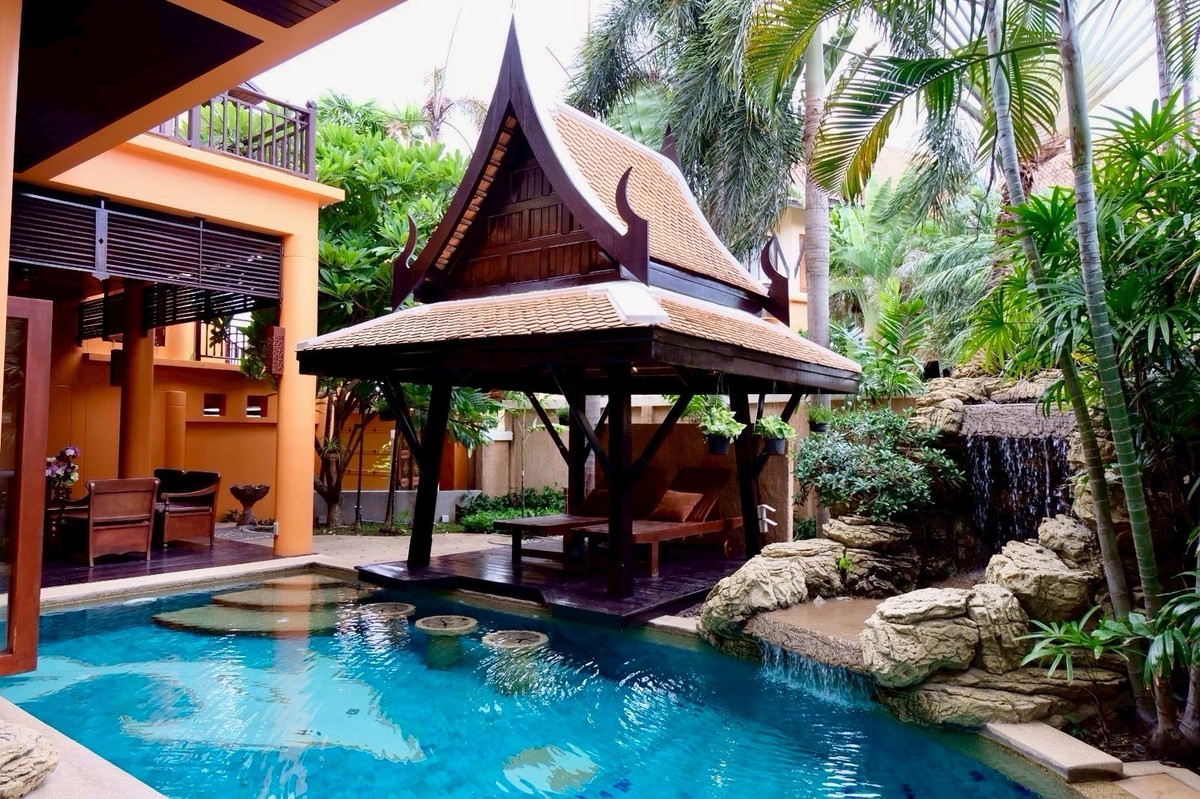 ขายบ้านพัทยา บางแสน ชลบุรี สัตหีบ : พูลวิลล่าสไตล์ไทย-บาหลี 3.5 ชั้น ห่างจากหาดจอมเทียนเพียง 350 เมตร มีสระว่ายน้ำส่วนตัว