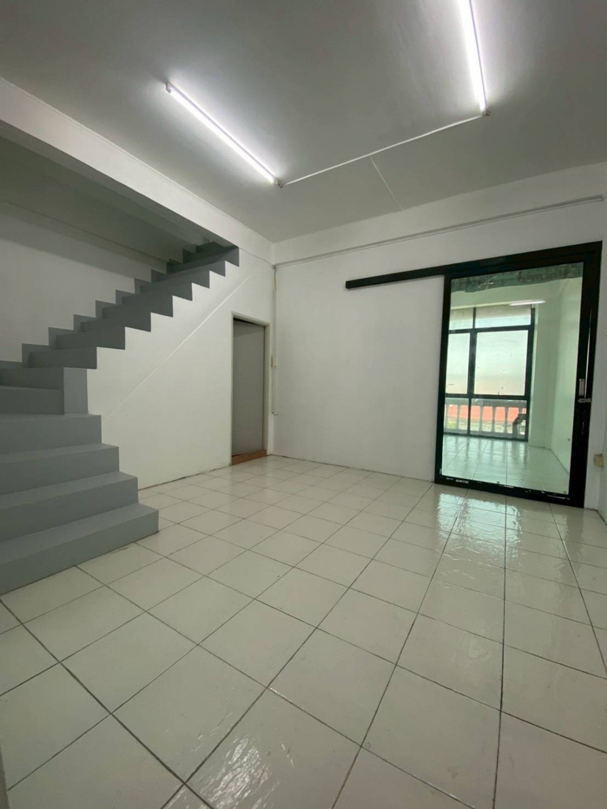 ให้เช่าอาคารพาณิชย์โชคชัย4 ลาดพร้าว71 : ให้เช่าอาคารพาณิชย์ ใกล้ โรงเรียนสตรีวิทยา 2 เพียง 4 นาที