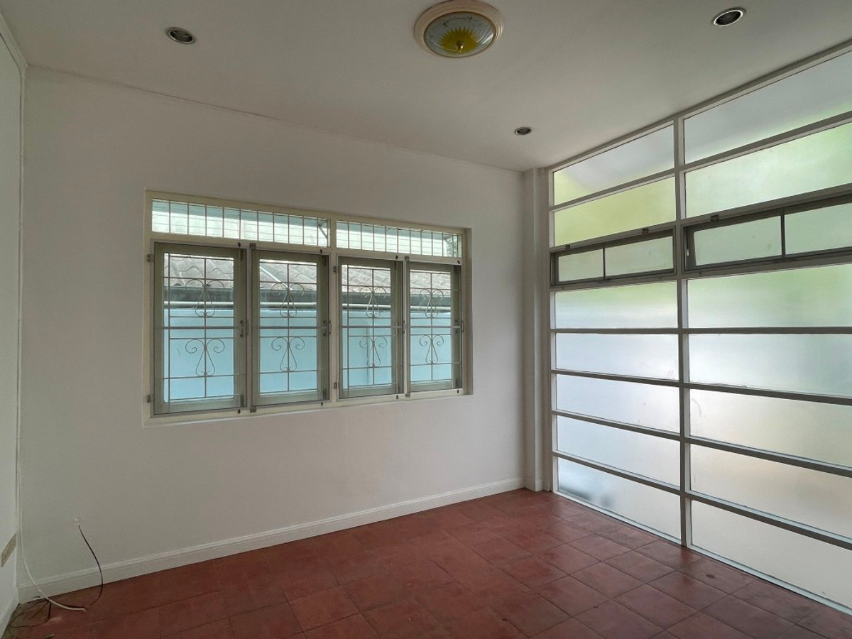 For RentHouseSukhumvit, Asoke, Thonglor : One-story detached house with garden, 170 sq m. with 3 bedrooms, pets allowed, Sukhumvit, about 10 minutes from Thonglor BTS station.