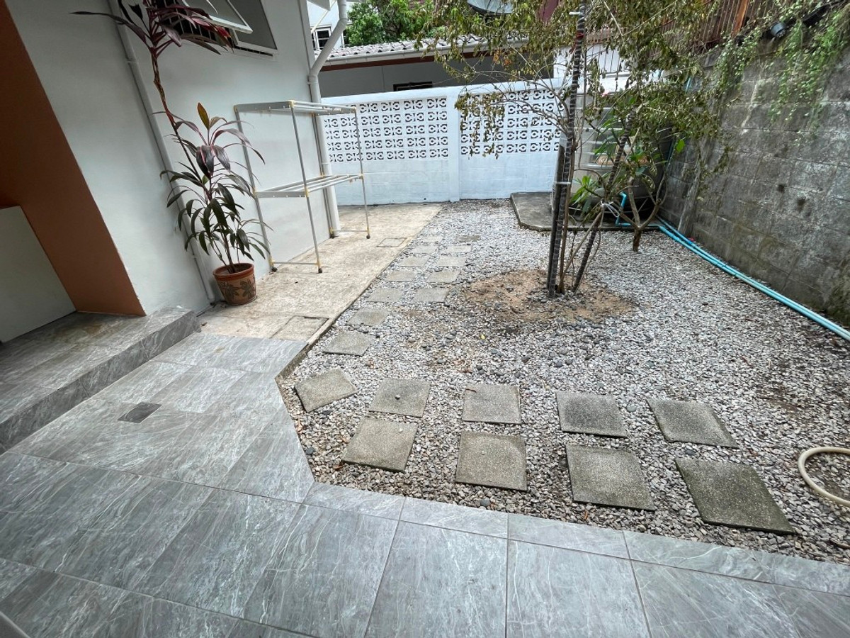 For RentHouseSukhumvit, Asoke, Thonglor : One-story detached house with garden, 170 sq m. with 3 bedrooms, pets allowed, Sukhumvit, about 10 minutes from Thonglor BTS station.