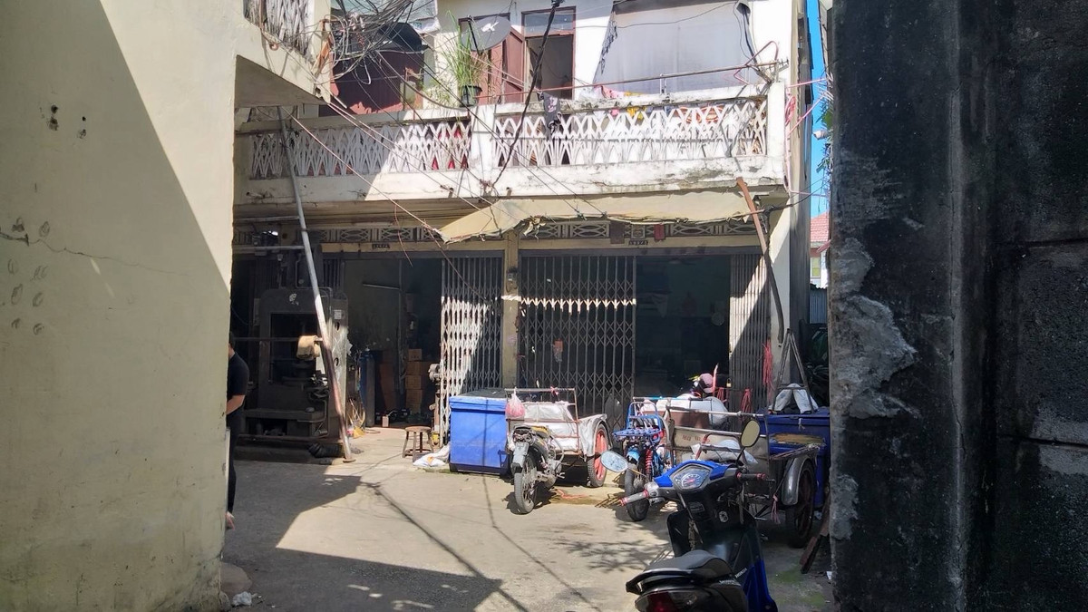 For SaleLandWongwianyai, Charoennakor : Prime Development Land with Existing Buildings for Sale in Thonburi – Wongwian Yai Area Near ICONSIAM & MRT, Ideal for Large-Scale Project Investment