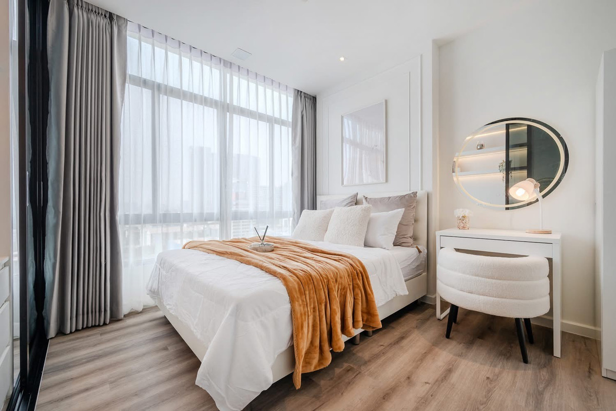 For SaleCondoOnnut, Udomsuk : ❤️ Beautiful room with a soft, elegant tone — flawless and almost brand new ✨ 🚆 Just a few steps to the BTS, making it the perfect city lifestyle.