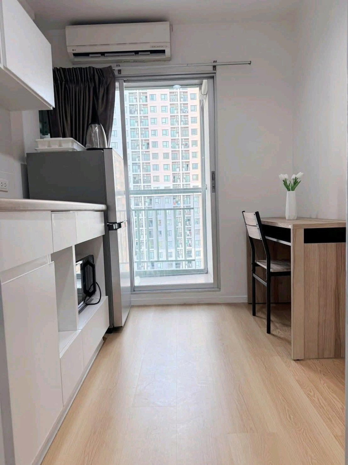 For RentCondoPattanakan, Srinakarin : Condo fully furnished, ready to move in, very good location, near Airport Link Hua Mak, convenient travel, near shopping malls, restaurants, lots of food 😊
