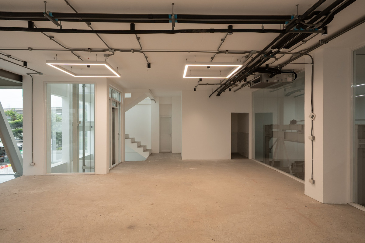 Home OfficeRama9, Petchburi, RCA : WS6779 For Rent/Sale: 6-story office building (including rooftop) in prime Rama 9 location, central business district, near MRT. Rent only 630,000 THB/month.