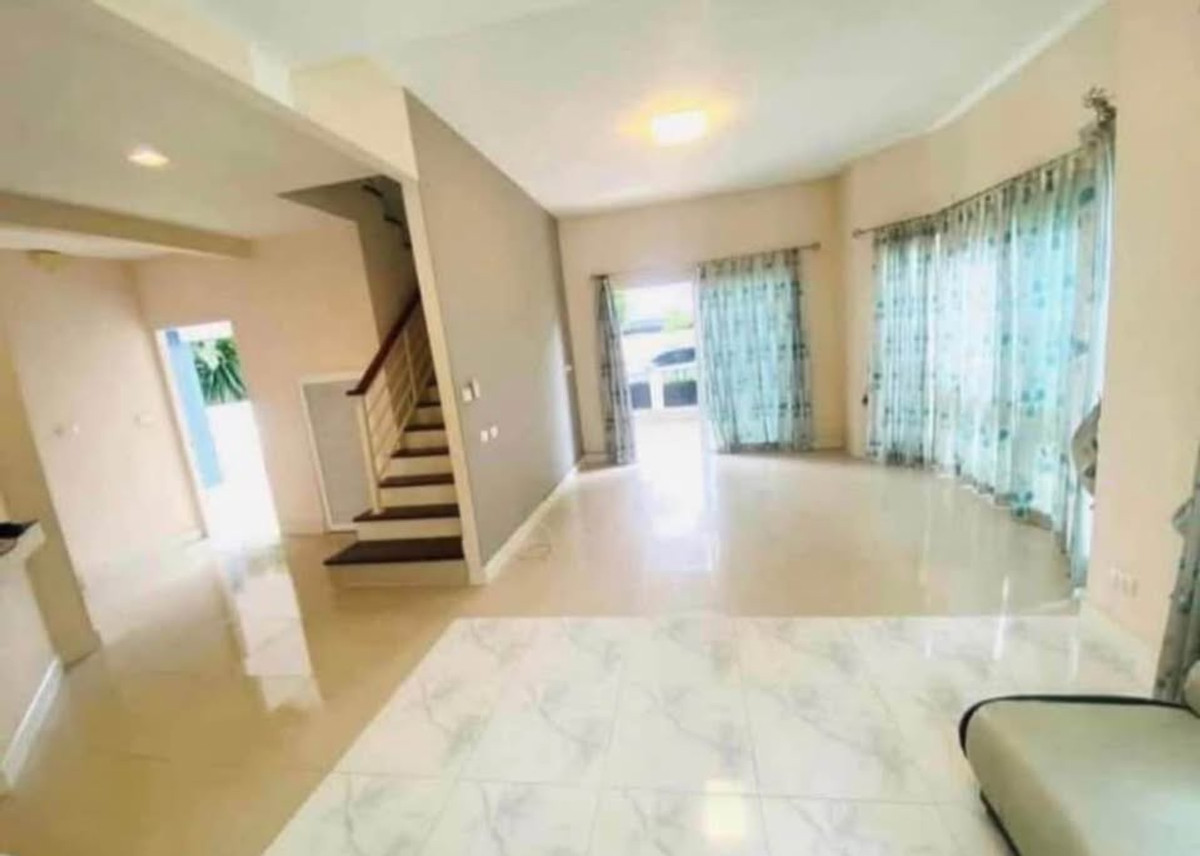 For RentHouseNonthaburi, Bang Yai, Bangbuathong : 3bedroom 3bathroom house opposite Makro Bang Bua Thong. Parking for 4 cars. Spacious living room and kitchen.