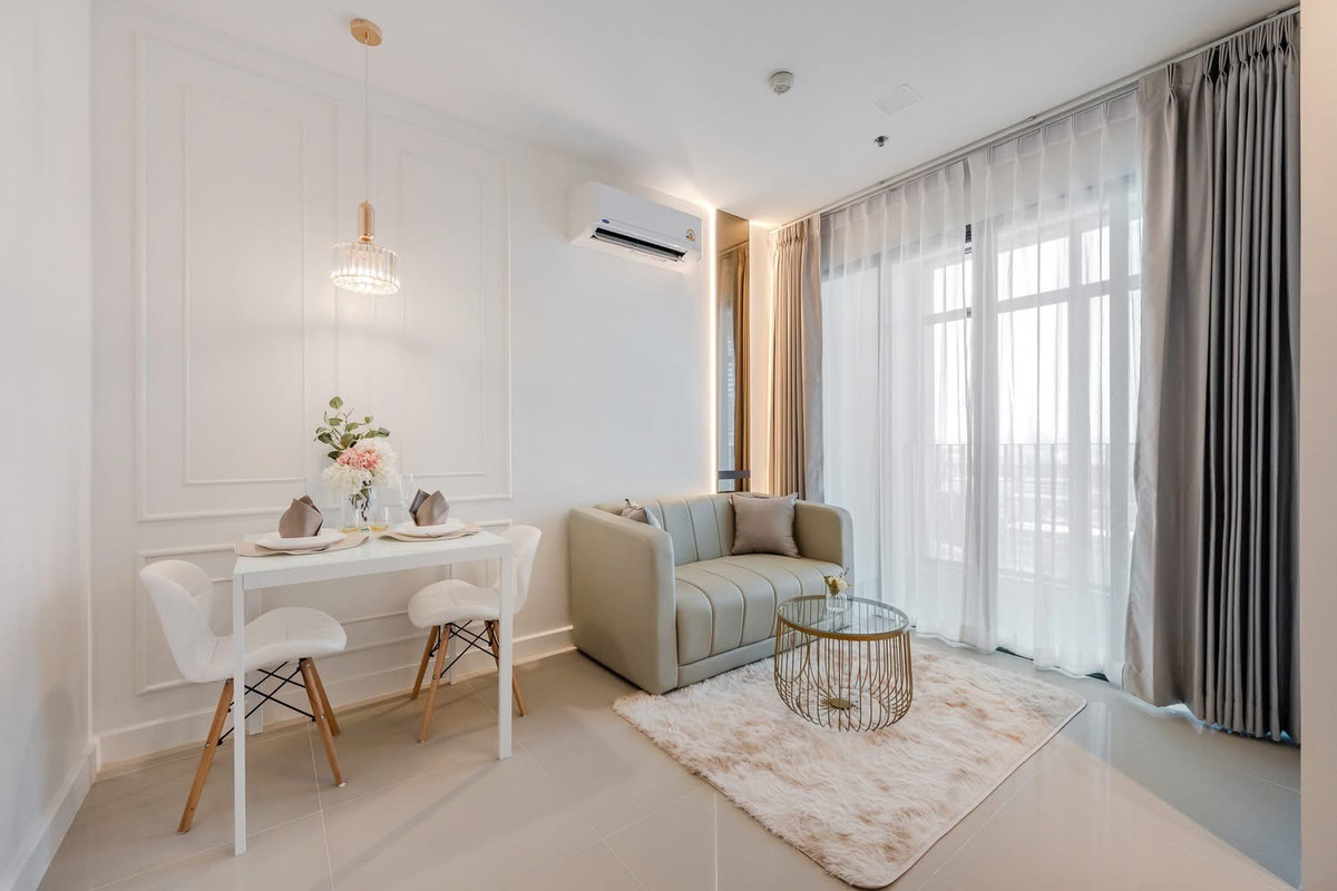 For SaleCondoOnnut, Udomsuk : ❤️ Beautiful room with a soft, elegant tone — flawless and almost brand new ✨ 🚆 Just a few steps to the BTS, making it the perfect city lifestyle.