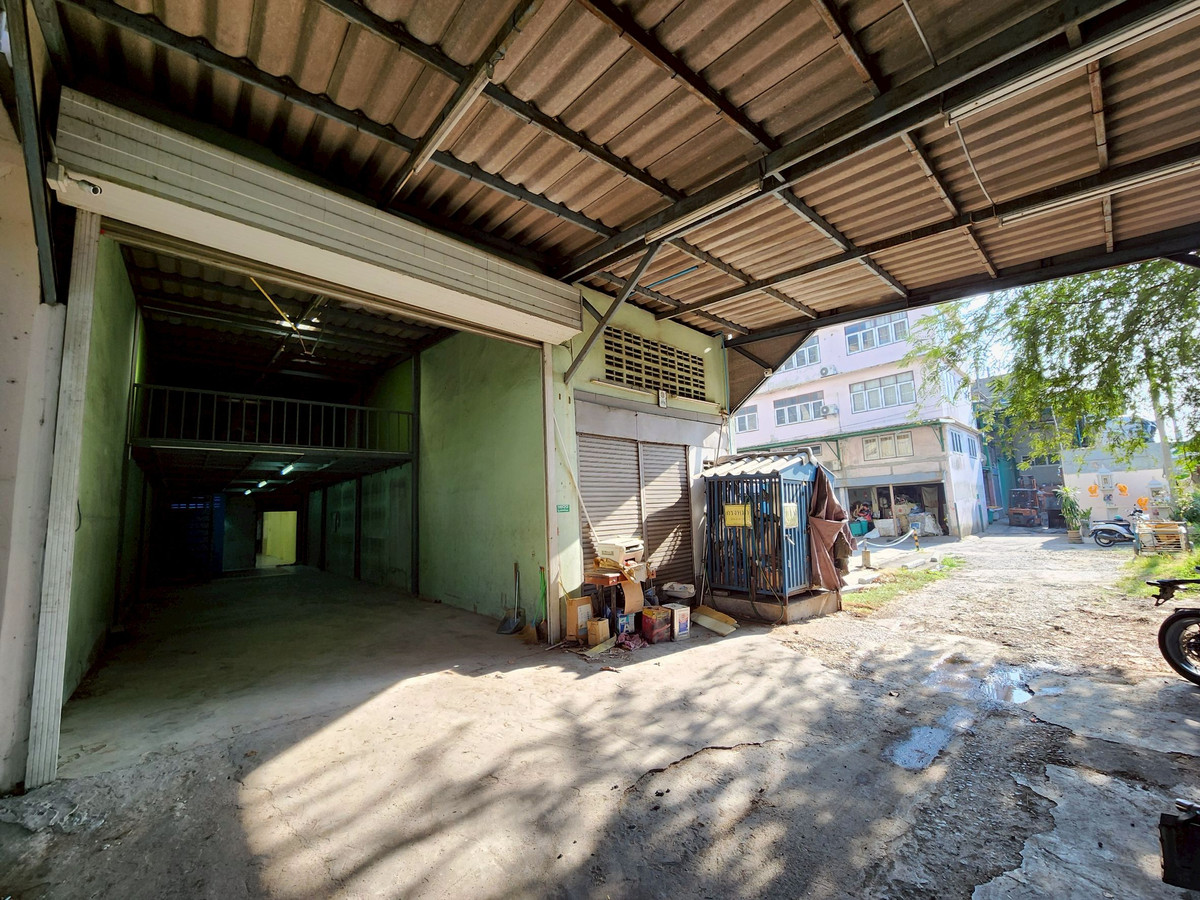 For RentShop HouseBang Sue, Wong Sawang, Tao Pun : Shophouse for rent on the roadside Opposite Wat Soi Thong Pracharat Sai 1 Road, Rama 7, Tel. 065-925-3163