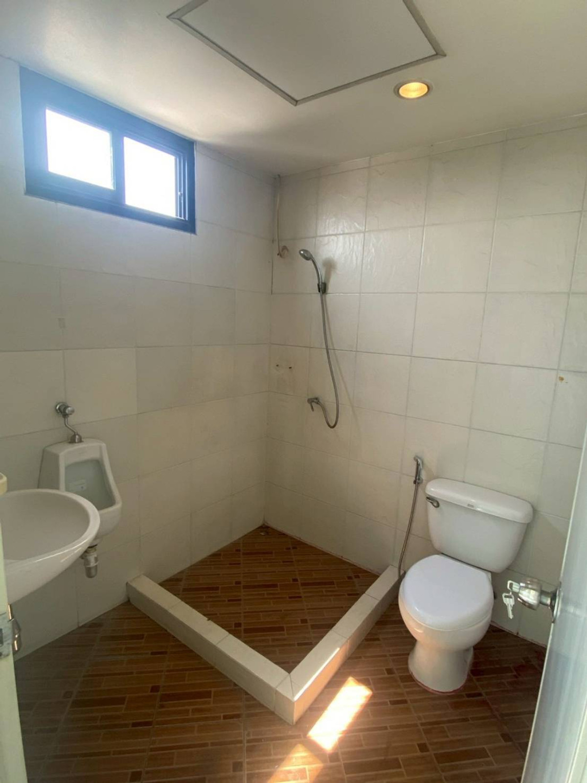 ให้เช่าอาคารพาณิชย์โชคชัย4 ลาดพร้าว71 : ให้เช่าอาคารพาณิชย์ ใกล้ โรงเรียนสตรีวิทยา 2 เพียง 4 นาที