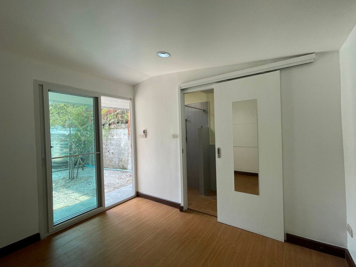 For RentHouseSukhumvit, Asoke, Thonglor : One-story detached house with garden, 170 sq m. with 3 bedrooms, pets allowed, Sukhumvit, about 10 minutes from Thonglor BTS station.