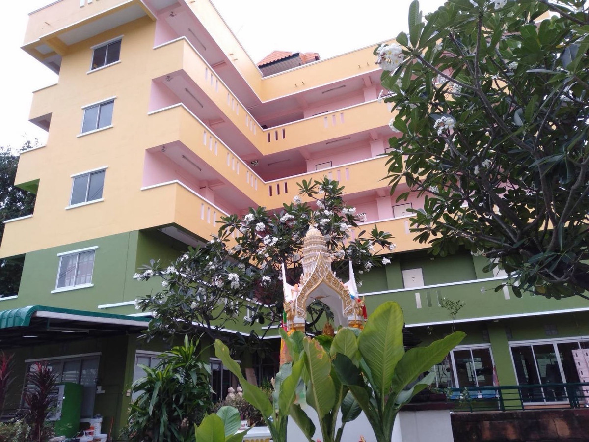 For SaleHotel&Apartment BusinessSamut Prakan,Samrong : Good location behind the corner invest and receive immediate income.