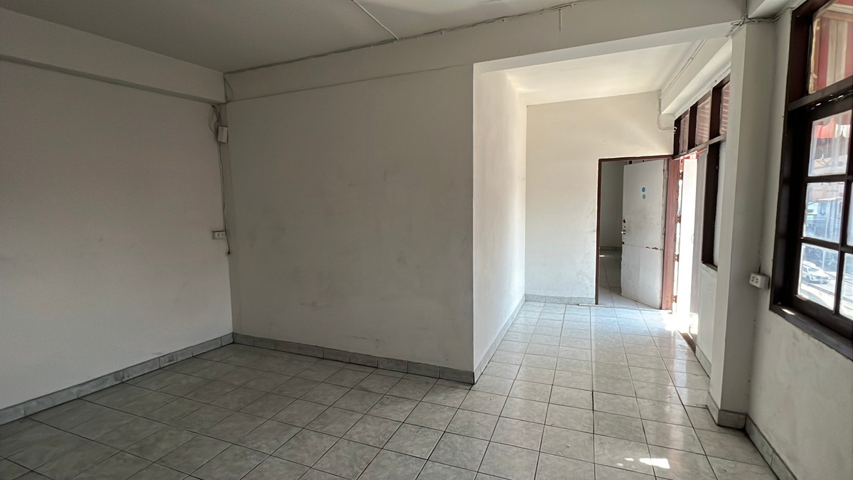 For RentShop HouseSamut Prakan,Samrong : Urgent for rent! 4-story commercial building, prime location, Soi Wat Sriwaree Noi. Extra wide area 40 sq m – only 30,000 baht/month!