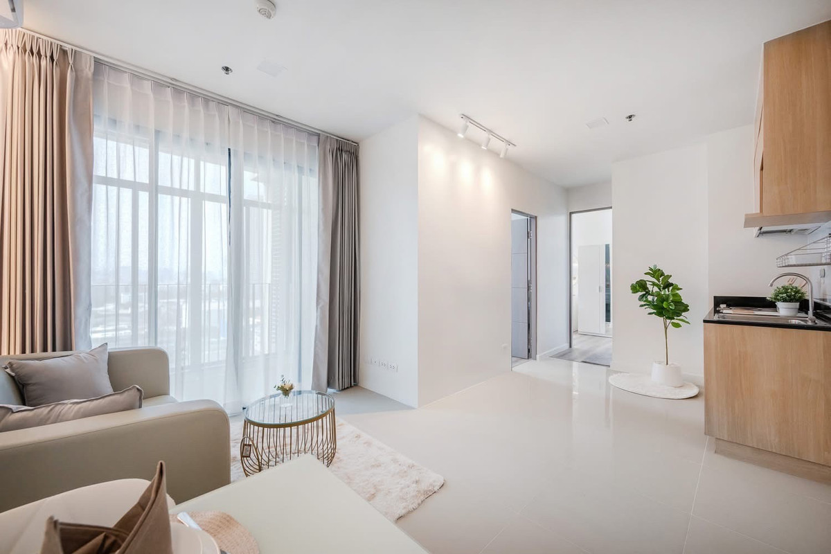 For SaleCondoOnnut, Udomsuk : ❤️ Beautiful room with a soft, elegant tone — flawless and almost brand new ✨ 🚆 Just a few steps to the BTS, making it the perfect city lifestyle.