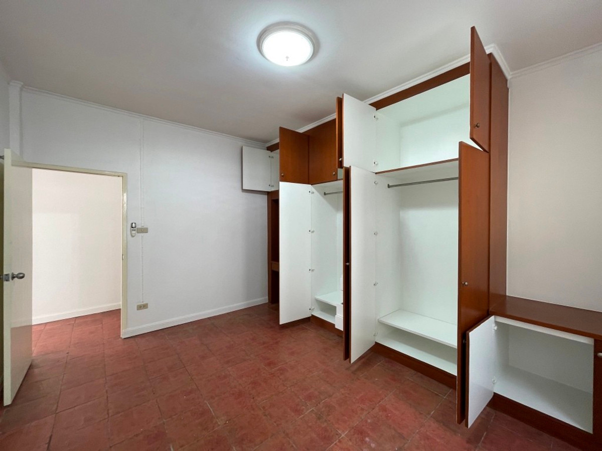 For RentHouseSukhumvit, Asoke, Thonglor : One-story detached house with garden, 170 sq m. with 3 bedrooms, pets allowed, Sukhumvit, about 10 minutes from Thonglor BTS station.