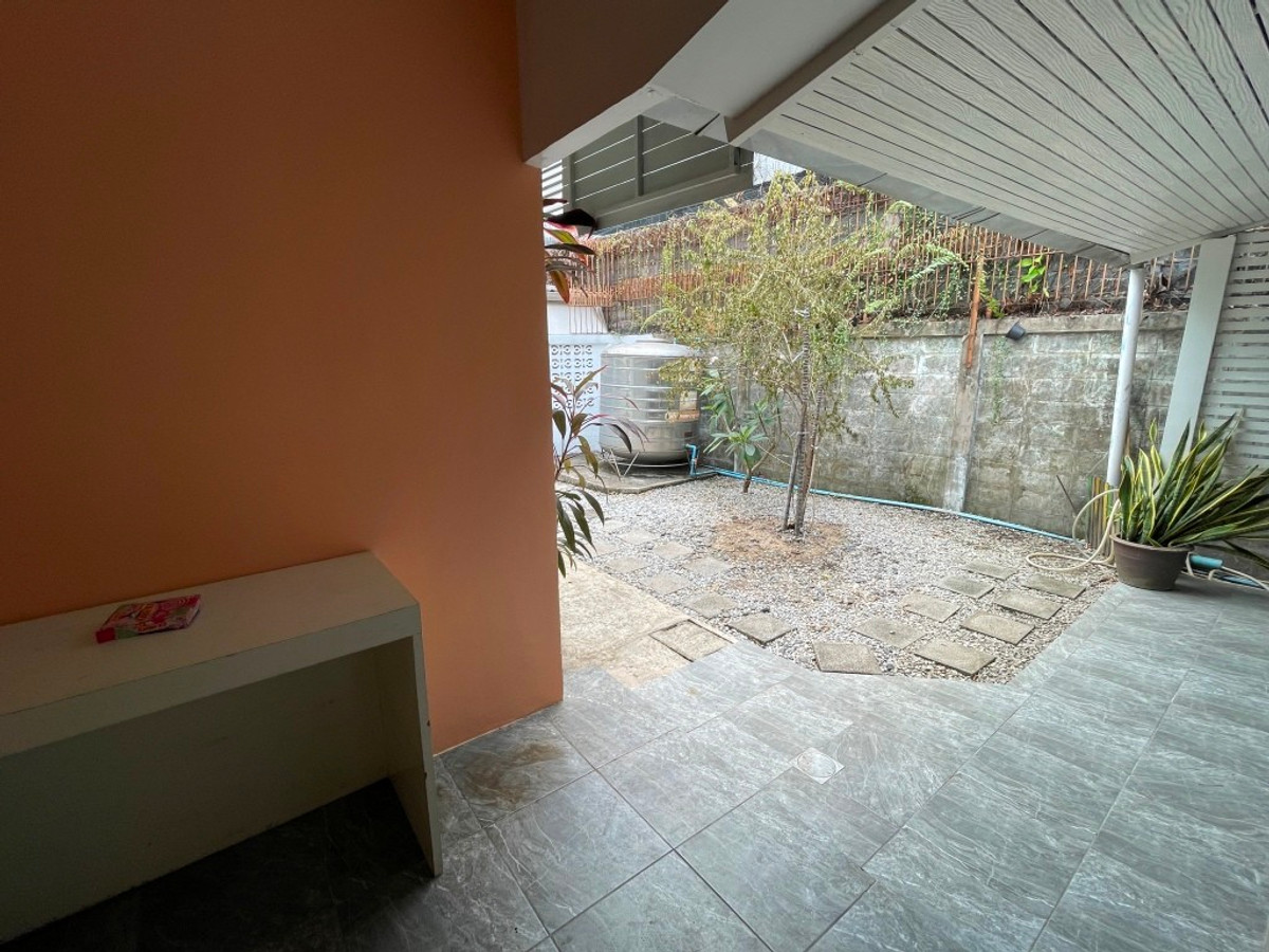 For RentHouseSukhumvit, Asoke, Thonglor : One-story detached house with garden, 170 sq m. with 3 bedrooms, pets allowed, Sukhumvit, about 10 minutes from Thonglor BTS station.