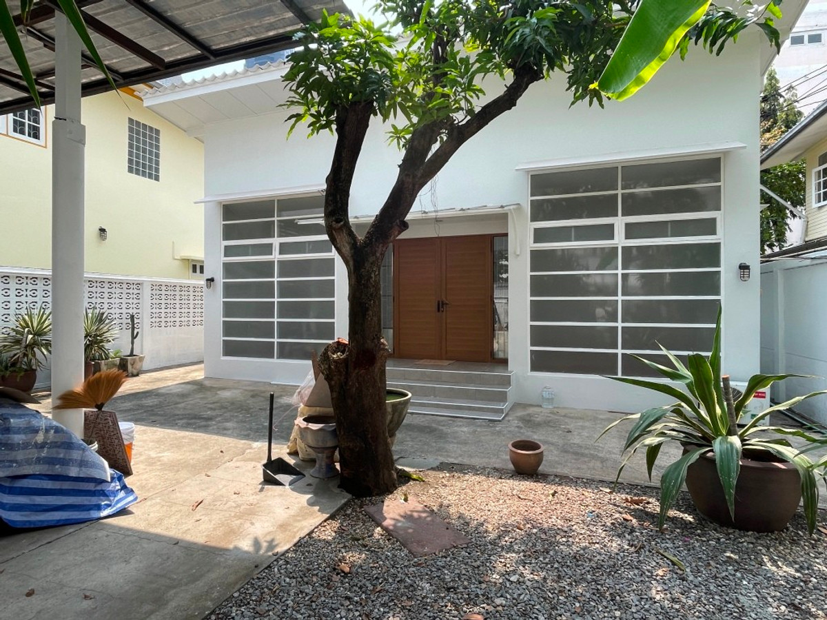 For RentHouseSukhumvit, Asoke, Thonglor : One-story detached house with garden, 170 sq m. with 3 bedrooms, pets allowed, Sukhumvit, about 10 minutes from Thonglor BTS station.
