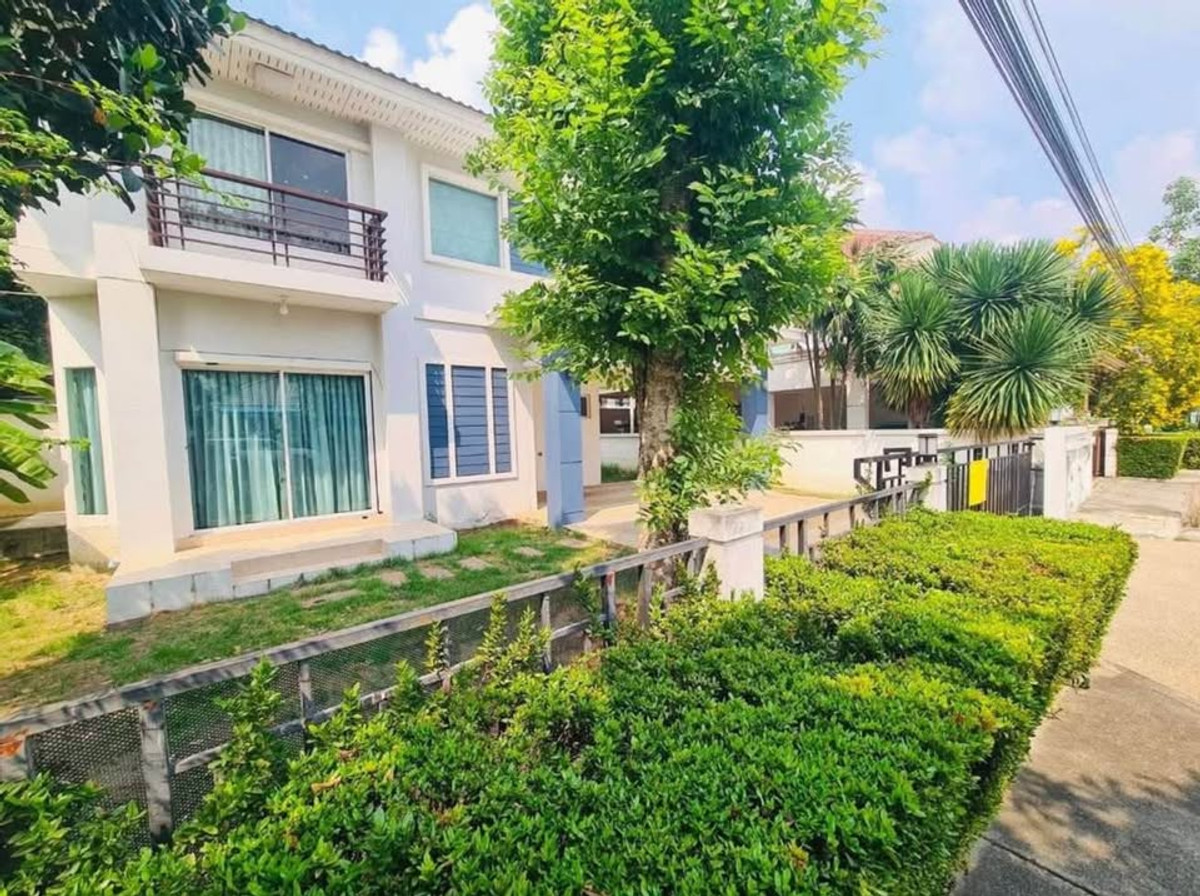 For RentHouseNonthaburi, Bang Yai, Bangbuathong : 3bedroom 3bathroom house opposite Makro Bang Bua Thong. Parking for 4 cars. Spacious living room and kitchen.