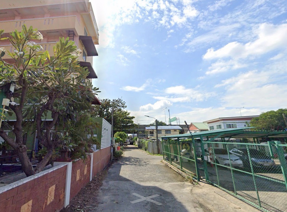 For SaleHotel&Apartment BusinessSamut Prakan,Samrong : Good location behind the corner invest and receive immediate income.