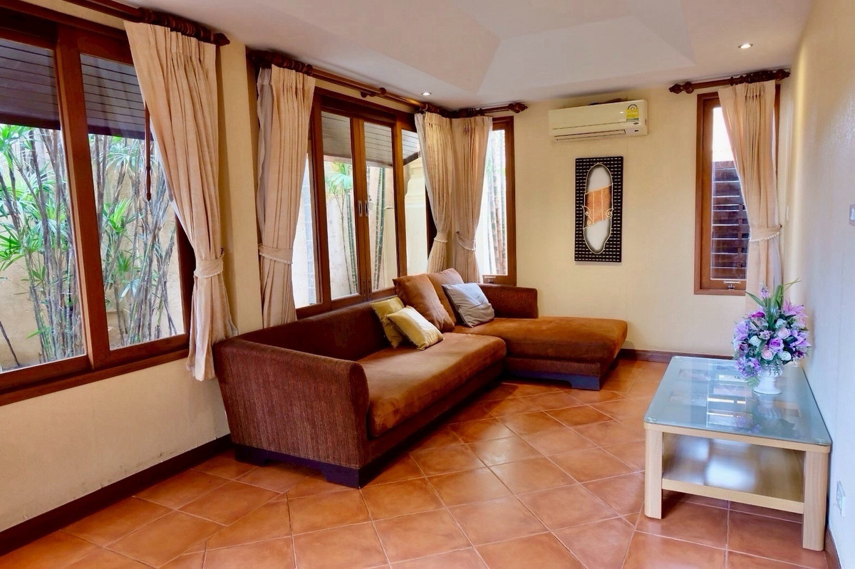 ขายบ้านพัทยา บางแสน ชลบุรี สัตหีบ : พูลวิลล่าสไตล์ไทย-บาหลี 3.5 ชั้น ห่างจากหาดจอมเทียนเพียง 350 เมตร มีสระว่ายน้ำส่วนตัว